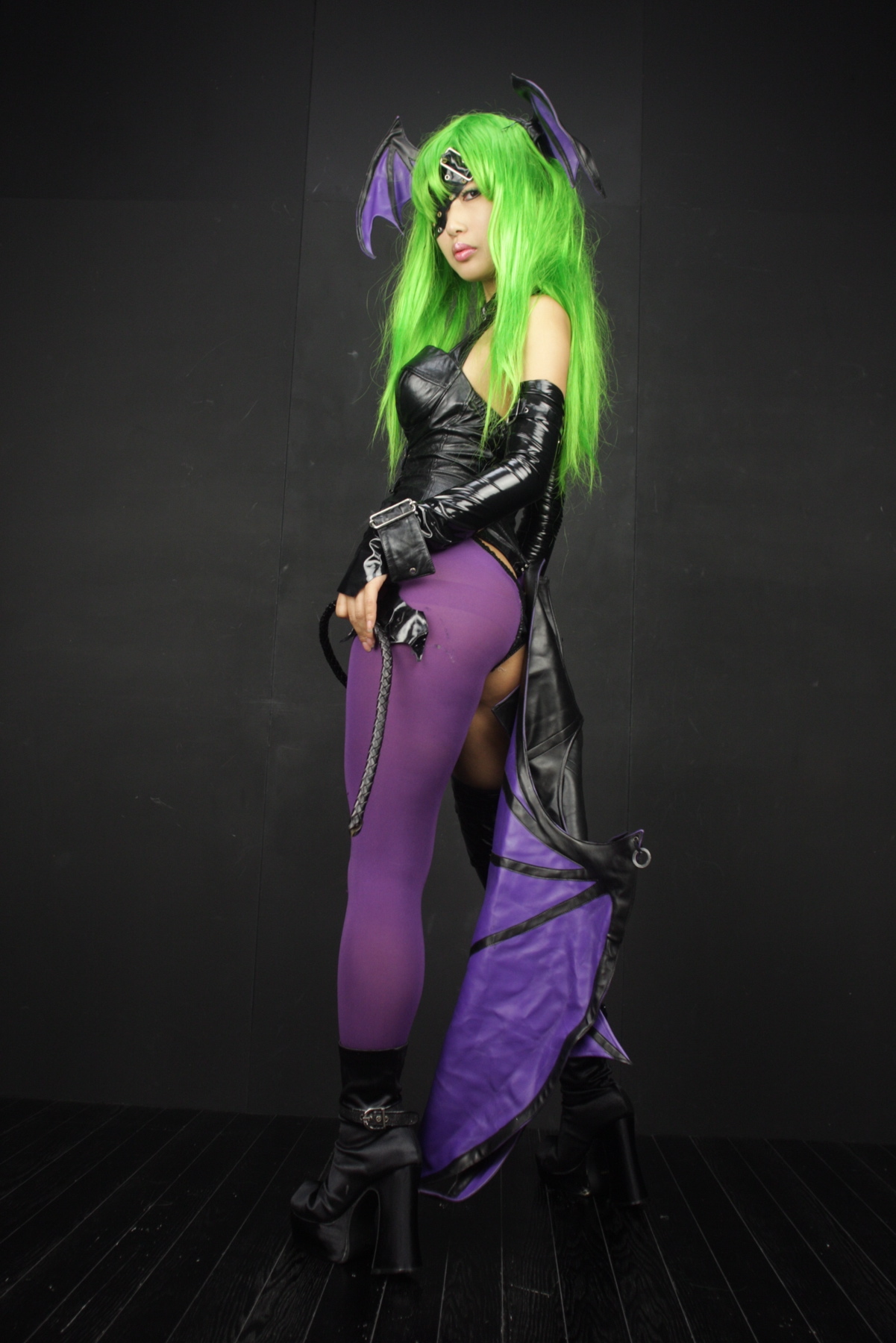 [Cosplay]  Darkstalkers  Morrigan with great body in latex